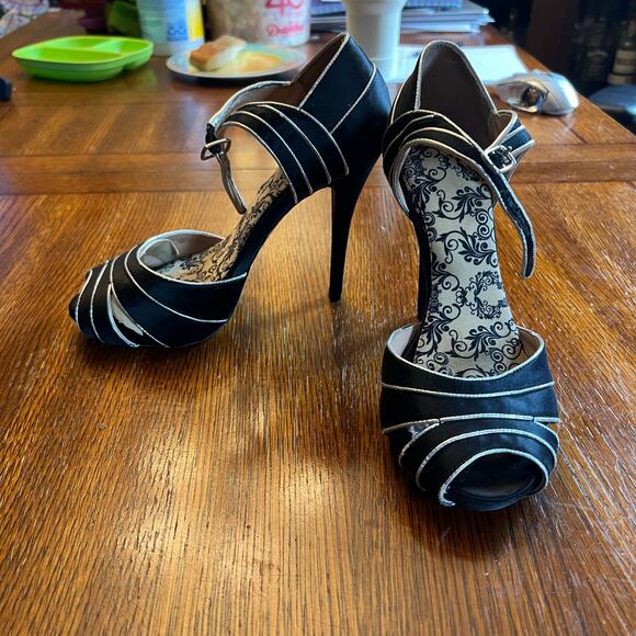 Betsey Johnson Black & Gold Peep Toe Heels Size 8 - Picture 9 of 12